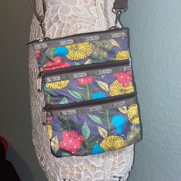 Like new LeSportSac triple zip Crossbody Bag - Picture 2 of 8